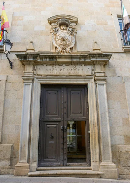 Extremadura Yüksek Mahkemesi, ön cephe, Caceres, İspanya. Piedad Hastanesi 'nin eski 16. yüzyıl binası.