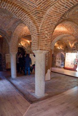 Caceres, İspanya - 22 Kasım 2019: Bujaco Tower şu anda üç kültürün yorumlama merkezine ev sahipliği yapıyor