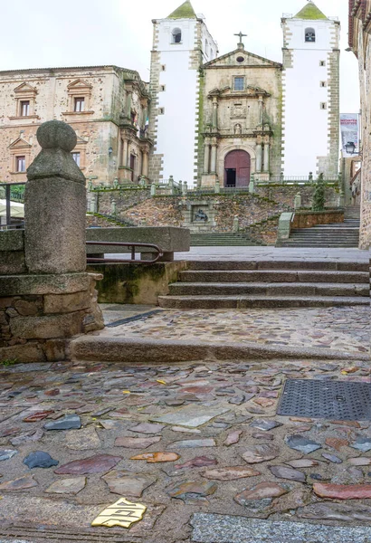 カセレスでスペインのユダヤ人地区のネットワークの床のプラーク 背景にある都市記念館 — ストック写真