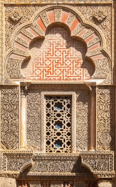 Cordoba 'nın büyük camii açık hava dekorasyonu. Kafes kapaklı pencere. Endülüs, İspanya