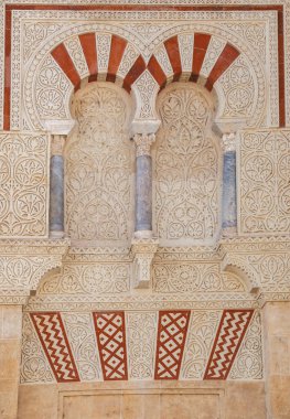 Cordoba 'nın büyük camii açık hava dekorasyonu. San Jose kapısında kafes işi yapan bir pencere. Endülüs, İspanya. Yakın zamanda restore edildi