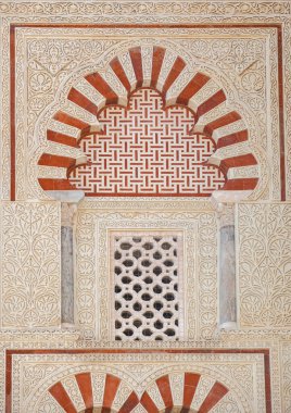 Cordoba 'nın büyük camii açık hava dekorasyonu. San Jose kapısında kafes işi yapan bir pencere. Endülüs, İspanya. Yakın zamanda restore edildi
