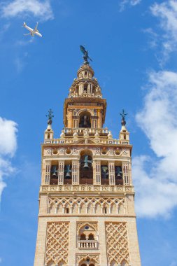 Yolcu uçağı Giralda Kulesi 'ni es geçiyor. Sevilla, Endülüs, İspanya
