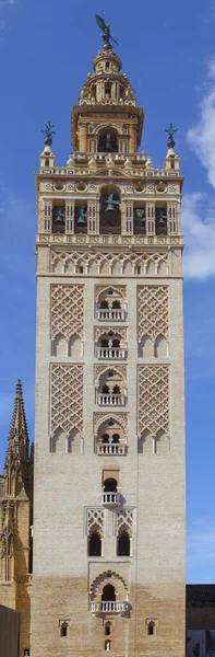 세빌랴 대성당의 종탑인 Giralda 루스에 대사원의 첨탑으로 스페인 수직으로 파노라마 — 스톡 사진