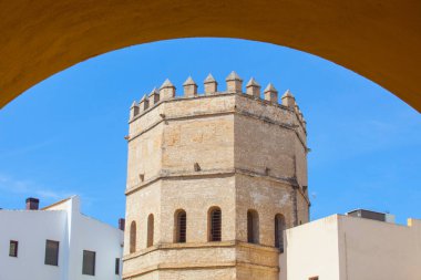 Torre de la Plata, Almohad Halifeliği tarafından 13. yüzyılda yapılmış askeri kule. Sevilla, İspanya. Kemer altında görüntüle