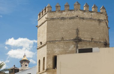 Torre de la Plata, Almohad Halifeliği tarafından 13. yüzyılda yapılmış askeri kule. Sevilla, İspanya. Altında Torre del Oro olan görüntüyü göster