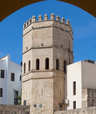 Torre de la Plata, Almohad Halifeliği tarafından 13. yüzyılda yapılmış askeri kule. Sevilla, İspanya. Kemer altında görüntüle