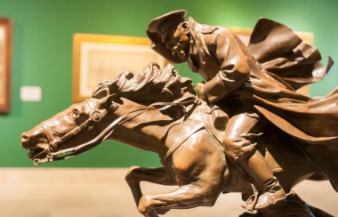 Colmenar de Oreja, İspanya - 10 Ekim 2020: Ulpiano Checa Municipal Museum iç mekanda. Colmenar de Oreja, Madrid, İspanya. Çar heykelinin kuryesi odanın ortasına yerleştirilmiş.