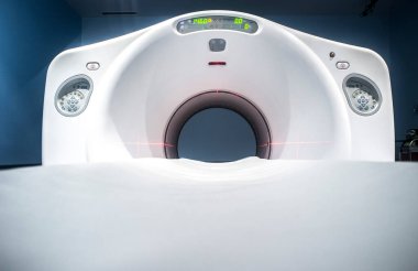 PET CT makinası yuvarlak delik ve yatak. Pozitron emisyon tomografisi bilgisayarlı tomografi. Yumuşak ses% 100