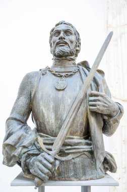 Badajoz, İspanya - 17 Ekim 2020: Pasifik Okyanusu kaşifi Nunez de Balboa 'nın Bronz büstü Enrique Perez Comendador tarafından MUBA Müzesi, Badajoz, İspanya