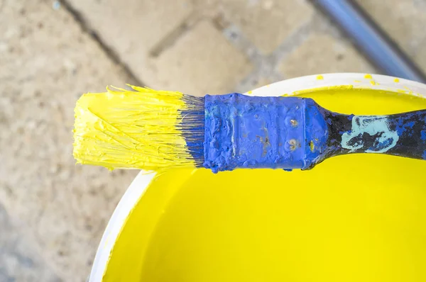 Gebrauchte Flache Dekorationsbürste Mit Trockener Blauer Und Nasser Gelber Farbe — Stockfoto