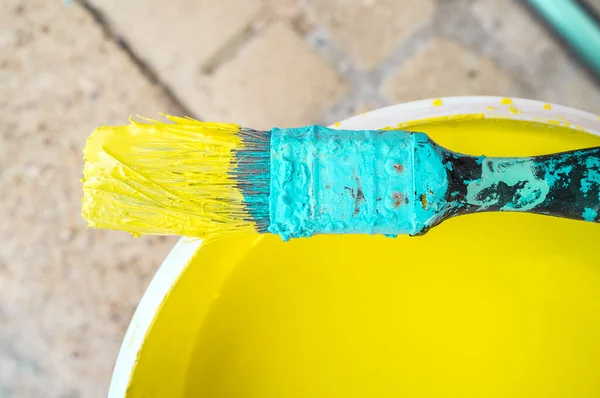 Used Flat Decorator Brush Covered Dry Cyan Wet Yellow Color — Stock Photo, Image