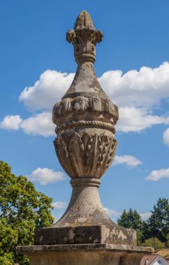 Kocaman, taş bir vazo. Nossa Senhora dos Remedios merdivenlerinin manzarası, Lamego, Portekiz