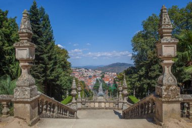 Nossa Senhora dos Remedios merdivenlerinden şehir manzarası. Lamego, Viseu Bölgesi, Portekiz