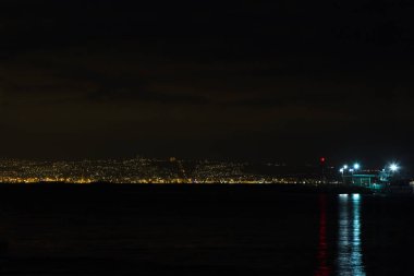 Işıkları gece Haifa Acre kıyılarından görülebilir