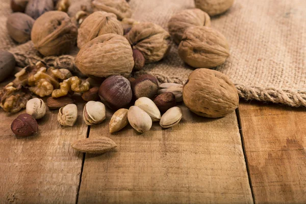 Walnuts Pistachios Hazelnuts Peanuts Almonds Scattered Sackcloth — Stock Photo, Image