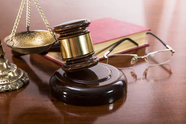 Gavel Scales Book Glasses Table — Stock Photo, Image