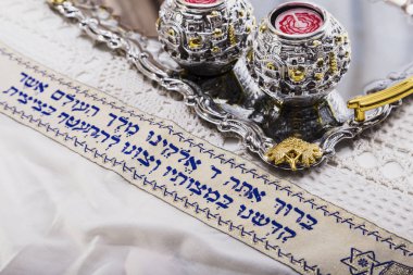Sabbath ve şalıma bir dua ile önce ateşleme için mumlar