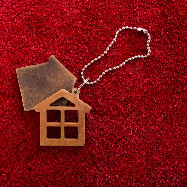 Schlüsselanhänger Haus Silhouette Mit Kette Auf Dem Roten Teppich — Stockfoto