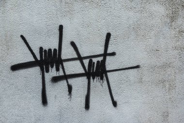 Dikenli tel duvar siyah boya ile