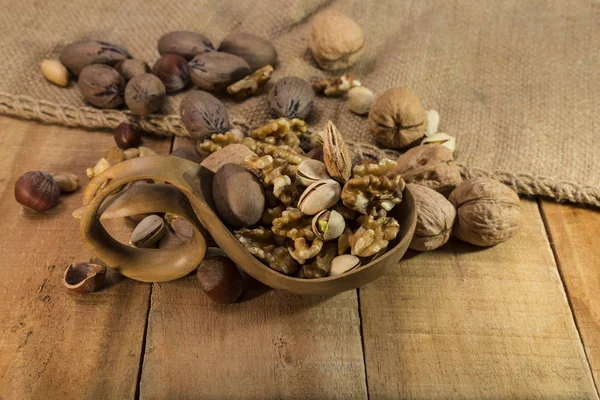 Vlašské Ořechy Mandle Pistácie Skořápce Bez Ano Dřevěné Hoblované Prkno — Stock fotografie