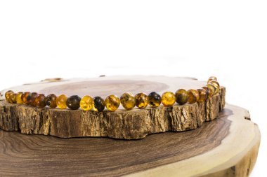 Yuvarlak bir formdan işlenen kehribar