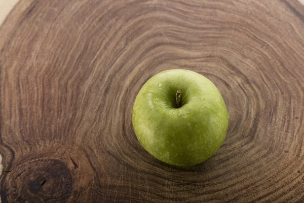 Äpple som en symbol för viktminskning — Stockfoto