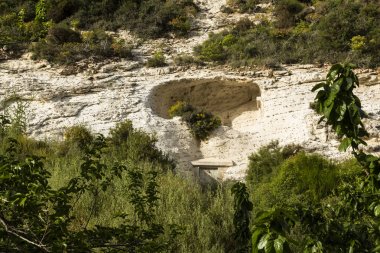 Peygamber Ilya'nın taklidi ile din darpları tarafından kazılan mağaralar