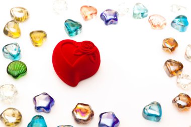 Cam figürlü arka plan ve kırmızı kadife tabut.