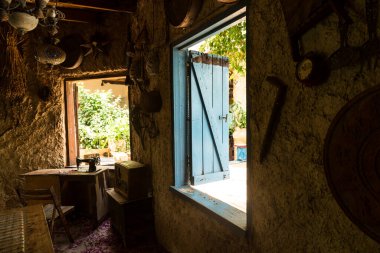 Antikalarla dolu bir odada açık bir pencereden güneş ışığı.