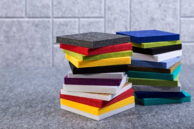 Farklı renklerde akustik polyester malzeme örnekleri