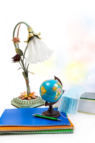 Boeken Schriften Met Een Pen Een Globe Een Lamp Wit — Stockfoto