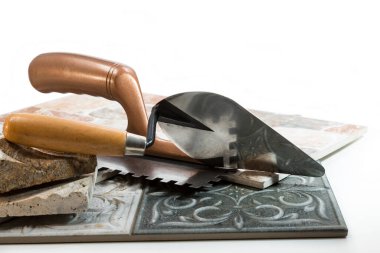 Beyaz arka planda kapalı ve açık alan kullanımı ve mala için fayanslar