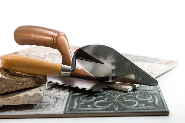 Beyaz arka planda kapalı ve açık alan kullanımı ve mala için fayanslar