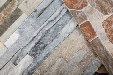 Mermer şeritler ve fayanslardan yapılmış fayanslar.