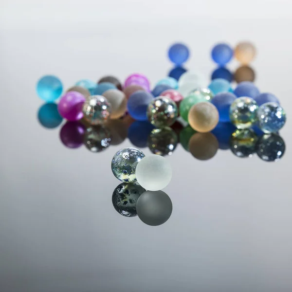 Milchglas Mehrfarbige Kugeln Mit Reflexion — Stockfoto