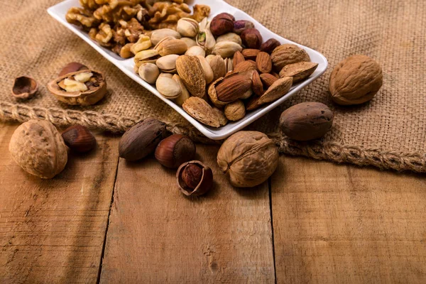 Noci Mandorle Pistacchi Nocciole Con Una Borsa Lino Tavolo Legno — Foto Stock