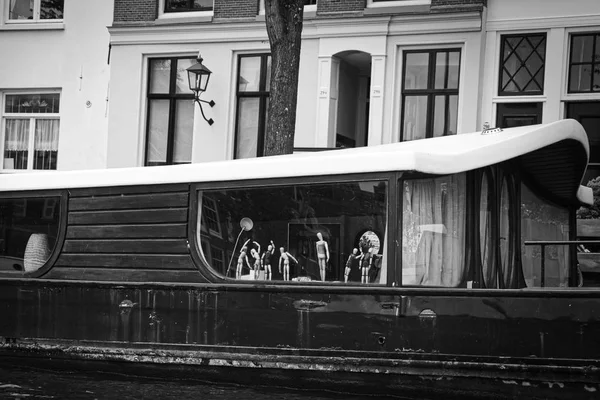 Amsterdam Gracht Bir Teknede Penceresinin Arkasına Rakamları Ile — Stok fotoğraf