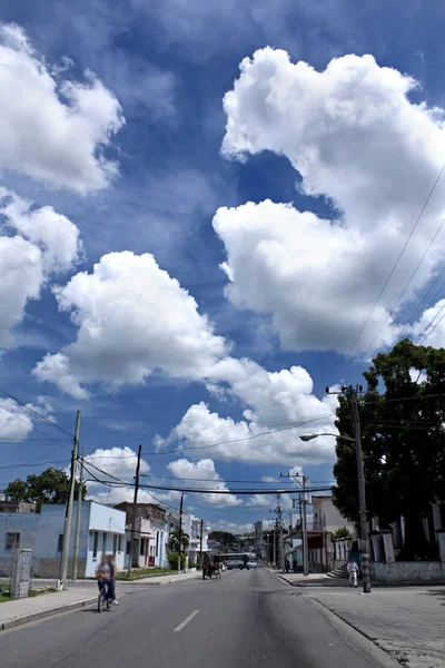 Emberek Séta Kerékpár Lovaglás Felhős Nap Street Santa Clara Kuba — Stock Fotó