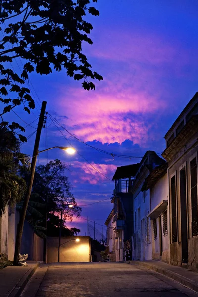 Calle Vacía Ciudad Santiago Cuba Con Increíble Cielo Nocturno Colores — Foto de Stock