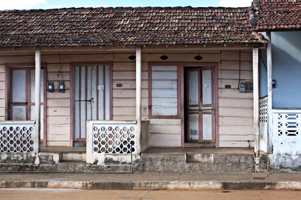 Exterior Casa Madeira Simples Com Fachada Rasgada Pequena Varanda Rua — Fotografia de Stock