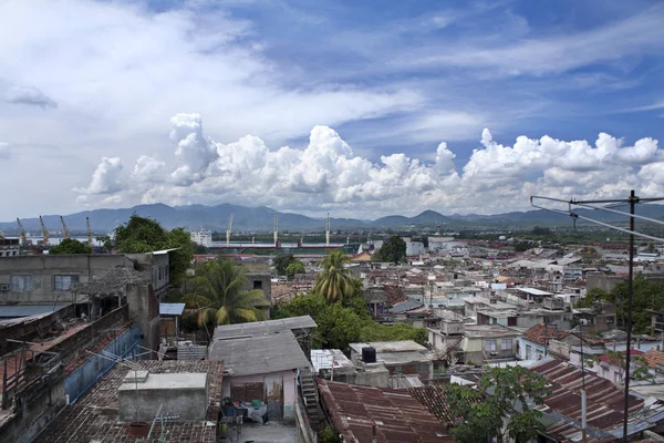 Vista Telhados Palmeiras Verdes Paisagem Urbana Santiago Cuba Com Nuvens — Fotografia de Stock