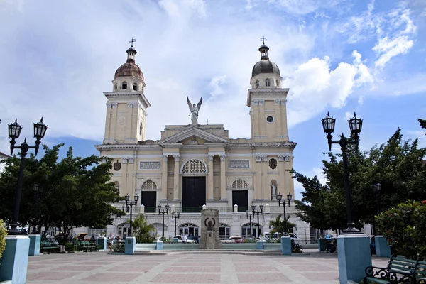 正方形の記念碑と美しい大聖堂の聖母聖堂晴れた夏の日 サンティアゴ クーバで昇天 ストック画像