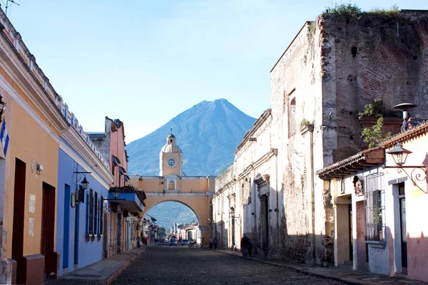 危地马拉安提瓜的圣卡塔琳娜拱门 水平构图 阳光灿烂的早晨 图库图片