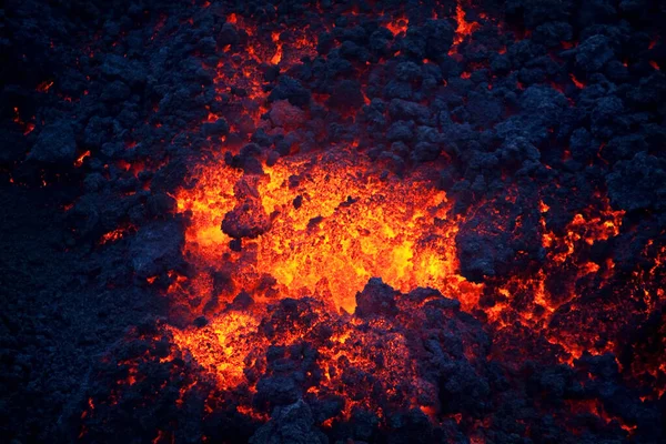 용암의 뜨거운 부분과 차가운 부분들 과테말라의 파카야 산꼭대기 스톡 사진