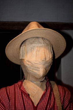 Mısır yapraklarından yapılan manken müzedeki geleneksel Guatemala hasır şapka ve gömleğiyle