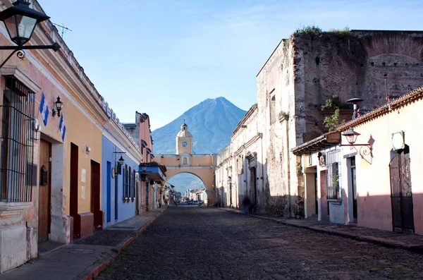 危地马拉安提瓜圣卡塔琳娜拱门 横向组成 免版税图库照片
