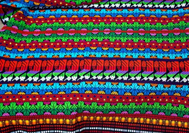 Piyasada satılık renkli ve heykelcikli geleneksel Maya tekstili Antigua Guatemala