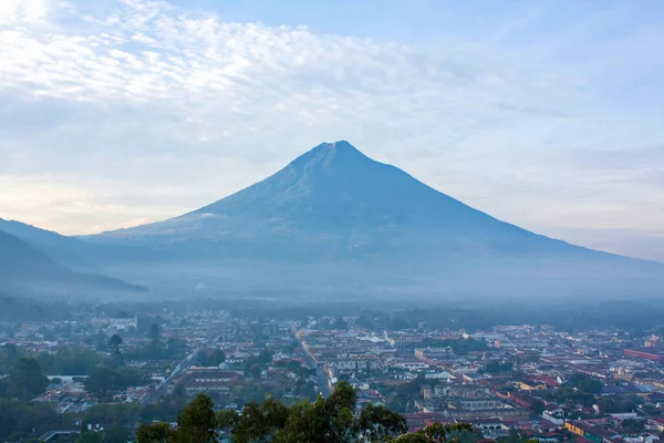 Antigua Vadisi üzerindeki Agua volkanı bulutlu ve sisli, sabahleyin, Antigua Guatemala