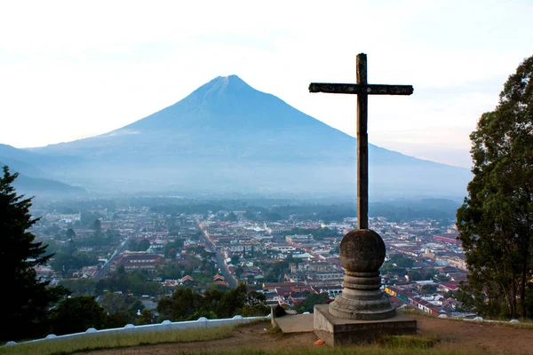Antigua 'yı geçince bulutlu gökyüzü olan Agua volkanı, Cerro de la Cruz, Antigua Guatemala